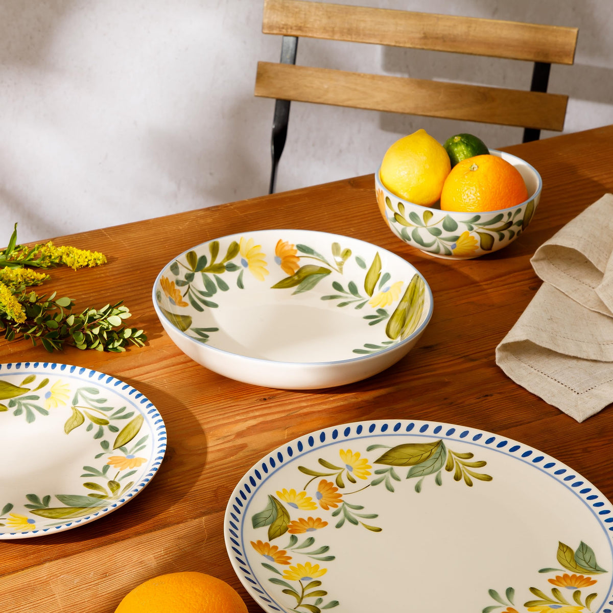 Hand Painted Stoneware Floral Dinnerware Set, Service for Four (16pcs) N81739